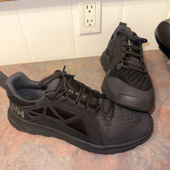 Two pairs men’s helly Hansen shoes and hiking boots new - Picture 3 of 6
